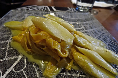 2it & drink, white asparagus tagliatelle butter sauce