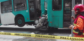 Santiago: Un muerto deja accidente que terminó con auto despedazado por buses del Transantiago