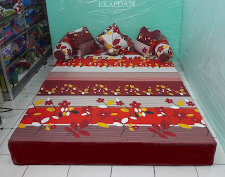 Sofa bed inoac dengan motif bunga sakura merah maroon