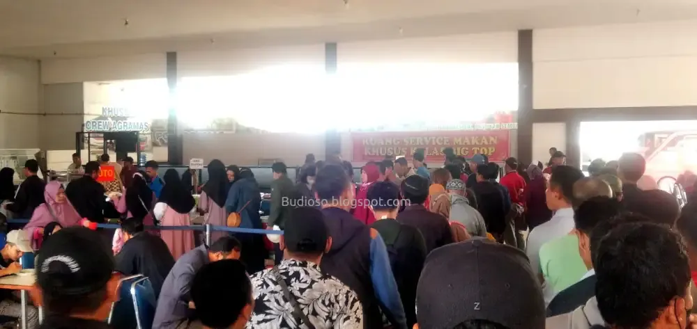 Suasana rumah makan PO bus AGRA Mas - Budioso.blogspot.com