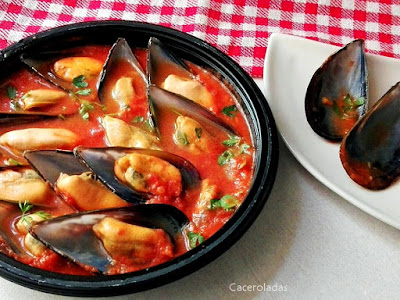 Mejillones con salsa de tomate picante