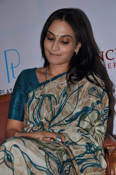aishwarya, dhanush launches prince jewellery platinum collections actress pics