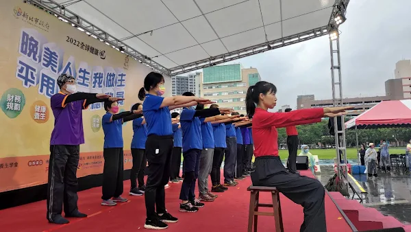 ▲李鳳山師父率領梅門教練，現場傳授平甩功鍛鍊秘訣，當天一直到下午4 點，有每個整點都有主題性的教學、表演節目，讓台中人歡樂一整天。（記者林明佑翻攝）