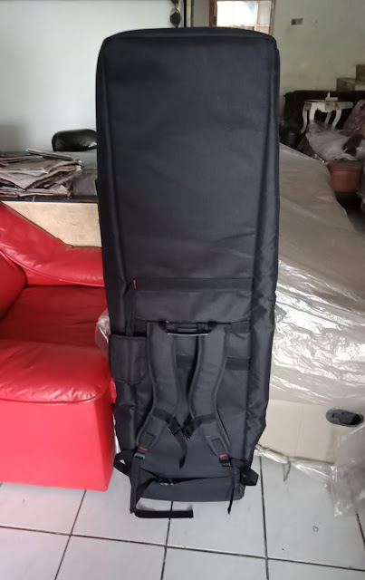 Putting up four wheels on the music-keyboard bag 