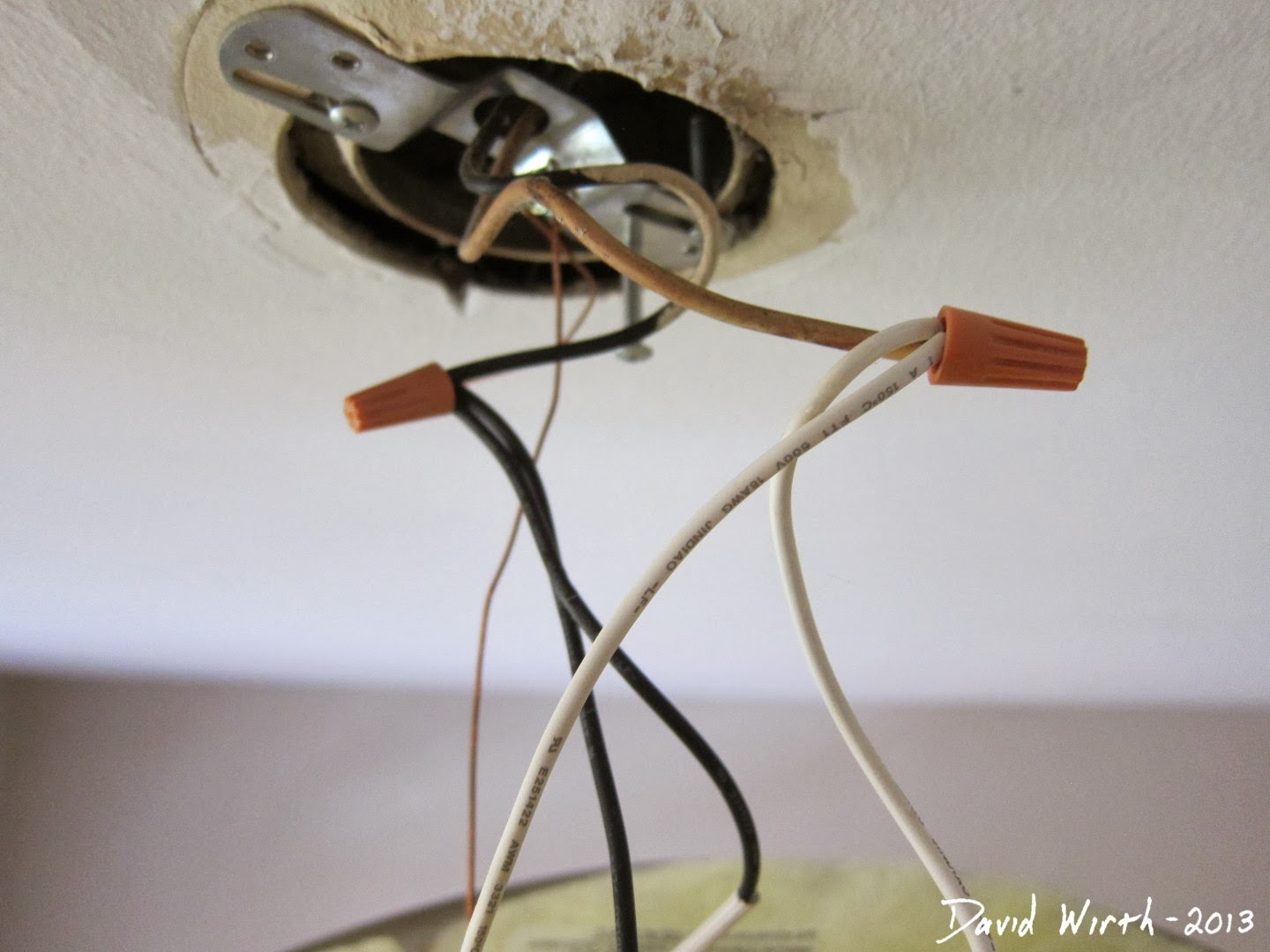 What Wires Go to What When Hooking Up a Light Fixture