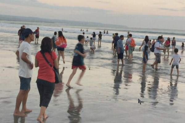 wisatawan di pantai kuta