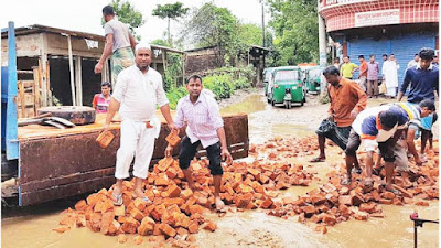 পানি সেচে ভরাট সড়কের গর্ত