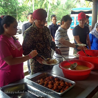 Gambar Tengku Mahkota Pahang (TMP) Bersama Keluarga Membantu Mangsa Banjir Di Kuantan