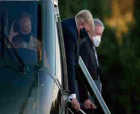 O chefe do Estado-Maior da Casa Branca, Mark Meadows, observa o presidente Donald Trump deixar o Marine One após chegar ao Walter Reed National Military Medical Center na sexta-feira à noite. BRENDAN SMIALOWSKI / AFP VIA GETTY IMAGES