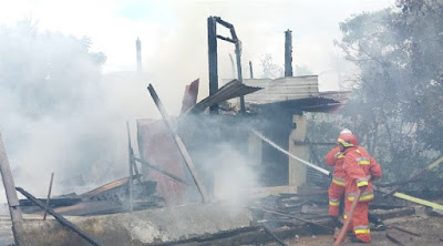 Petugas pemadam kebakaran Banda Aceh sedang memadamkan api yang membakar rumah panggung di Dayah Tgk Bulqaini, di Banda Aceh, Sabtu (20/8/2022) (ANTARA/HO/Humas DPKP Banda Aceh)