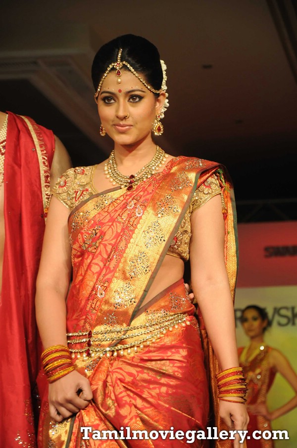 Fashion Show Pics: Sneha Latest Pics In Saree - Fashion Show - FamousCelebrityPicture.com - Famous Celebrity Picture 