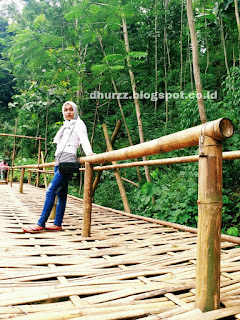 Selfie di Jembatan Bambu