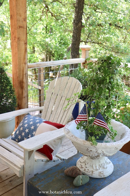 use red, white, blue colors for tried and true summer patriotic porch ideas