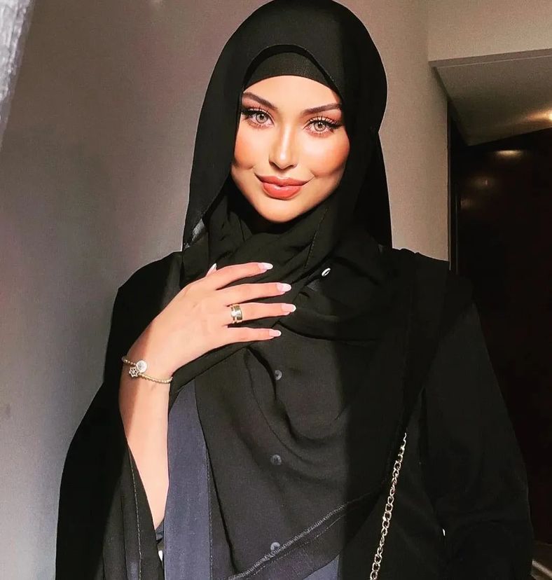 New Black Hijab Style DP for Stylish Girl