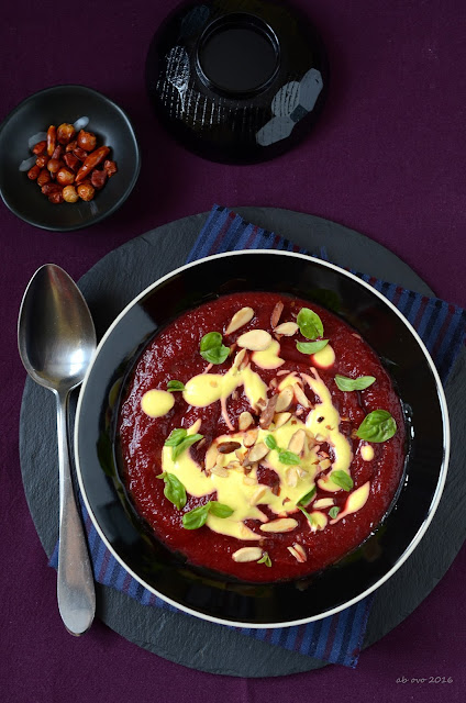 zuppa-di-barbabietola-alla-arancia-con-yogurt-e-zafferano