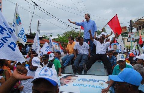 LUIS ABINADER ENCABEZA MARCHA-CARAVANA EN EL MUNICIPIO PEDRO BRAND