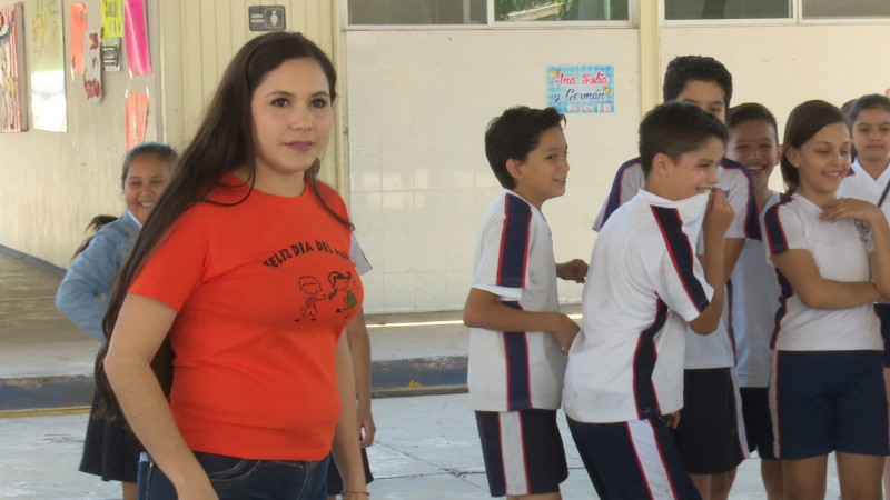 Apesar de tener  2 años sin sueldo  maestra gana Olimpiada del Conocimiento