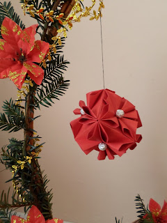 Stroik świąteczny z kosza wiklinowego DIY, Bombki papierowe DIY kusudama