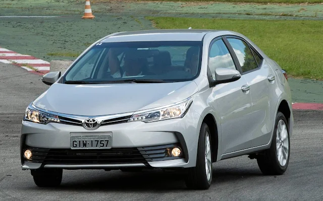 Novo Corolla GLi 2018 - prata