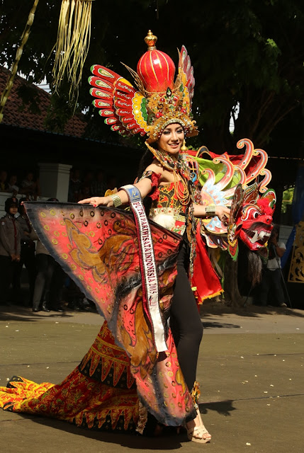 Putri Pariwisata 2015 Dikna Faradiba kenakan kostum Barong Sunar Udara.