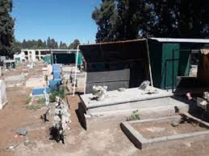 Apuesta macabra en Mendoza: Se graban junto a un cadáver y restos humanos en cementerio