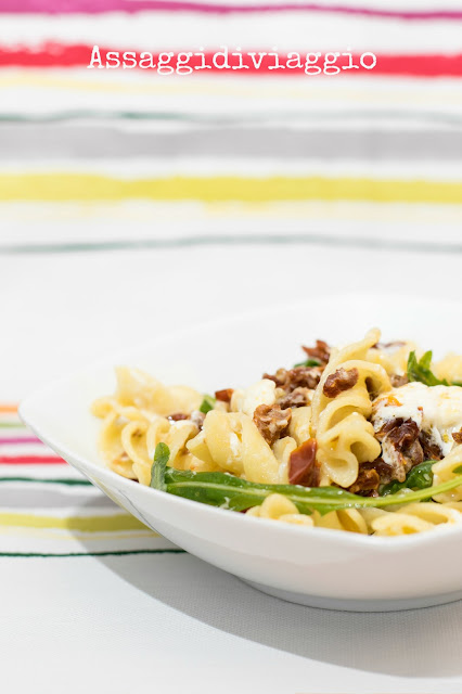 Tortiglioni con pomodori secchi, burrata e rucola