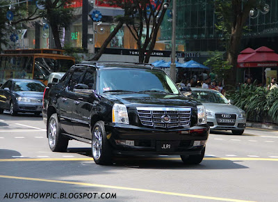 Cadillac on Autoshow Pic  Cadillac Escalade Ext Spotted At Orchard Road Singapore