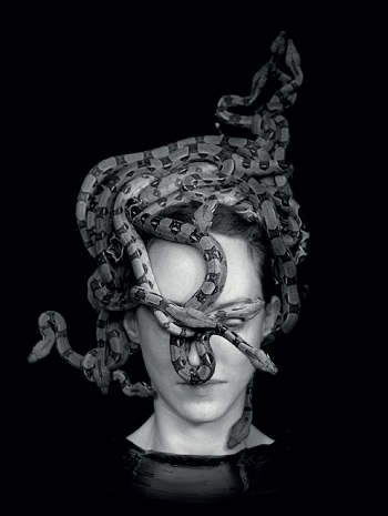 "Sans Titre" photo by Juul Kraijer - 2014-2015 | images creatives artistiques | art | femme et serpents | noir et blanc | jeux visuels