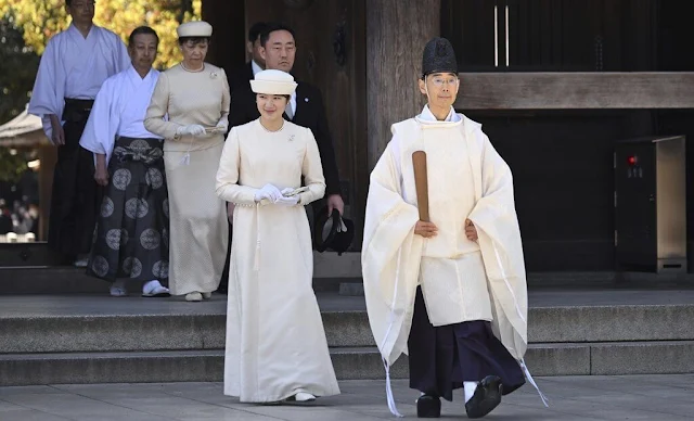 Japanese Princess Aiko wore a white silk satin long dress and hat, pearl brooch and earrings. Aiko offers sacred branch