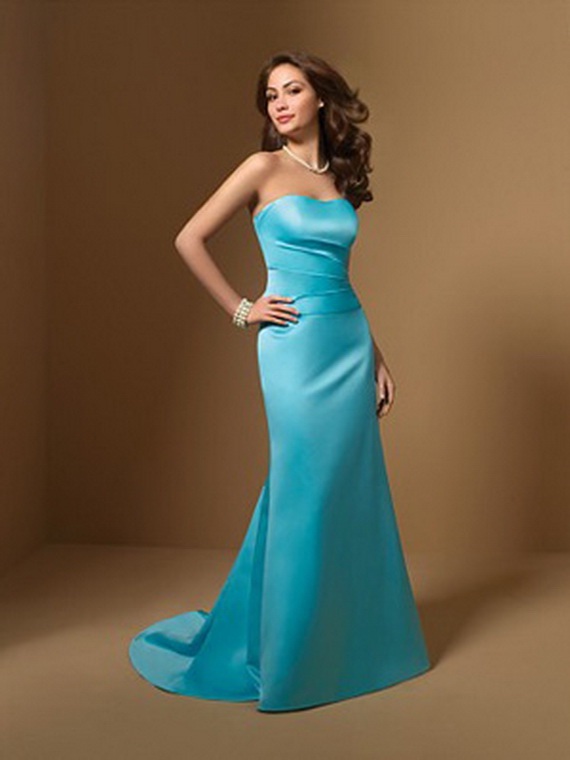 Blue bridesmaid dresses are accessible in abounding styles such as tea 