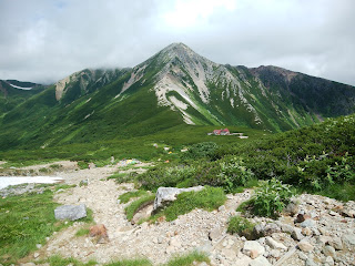 もうすぐ三俣山荘です、鷲羽岳がかっこいい。