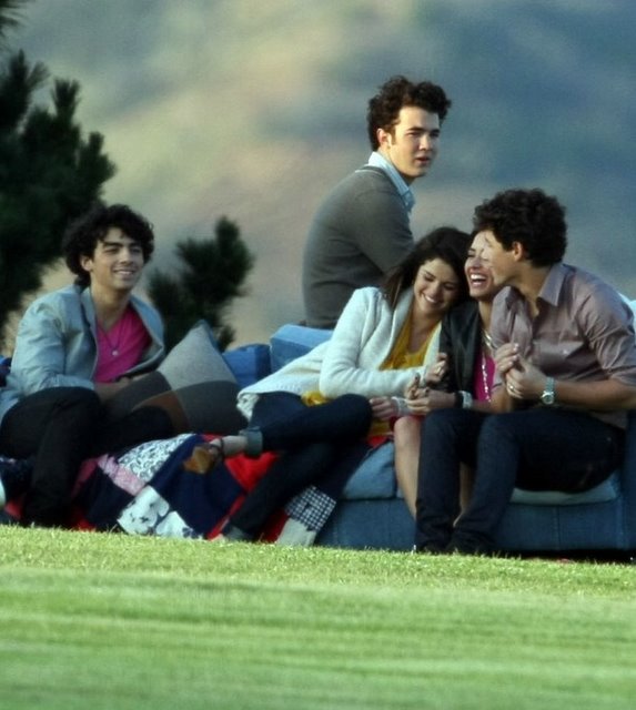 selena gomez nick jonas. miley cyrus selena gomez y