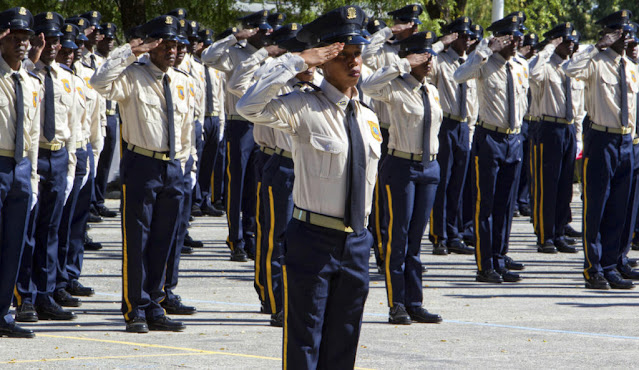 786 nouveaux policiers ont été diplômés lors de la cérémonie de graduation de la 33e promotion de la Police Nationale d'Haïti, qui s'est déroulée le lundi 11 mars 2024, à l'École Nationale de Police (ENP) sur la Route des Frères. 