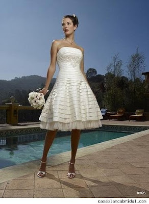 Choosing a wedding dress with a simple detail that is not too much.