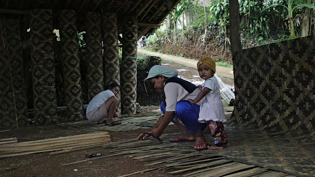 IBU IBU SAMBIL MENGASUH ANAK MEMBUAT BILIK BAMBU