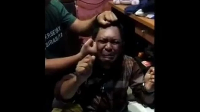 Bapak-bapak Nangis Digebuki Sampai Bonyok karena Colong Nasi Buat Makan