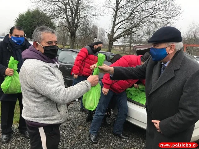 alcalde Bertin entregando semillas