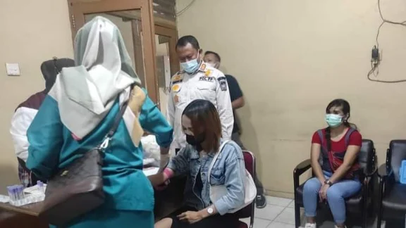 Razia, Satpol PP Kota Padang Amankan 21 Wanita Pemandu Karoke dan 6 Pasangan Ilegal