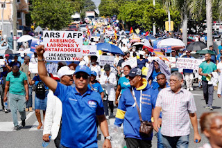 Médicos, maestros, abogados y organizaciones sociales marchan en la Capital contra las ARS