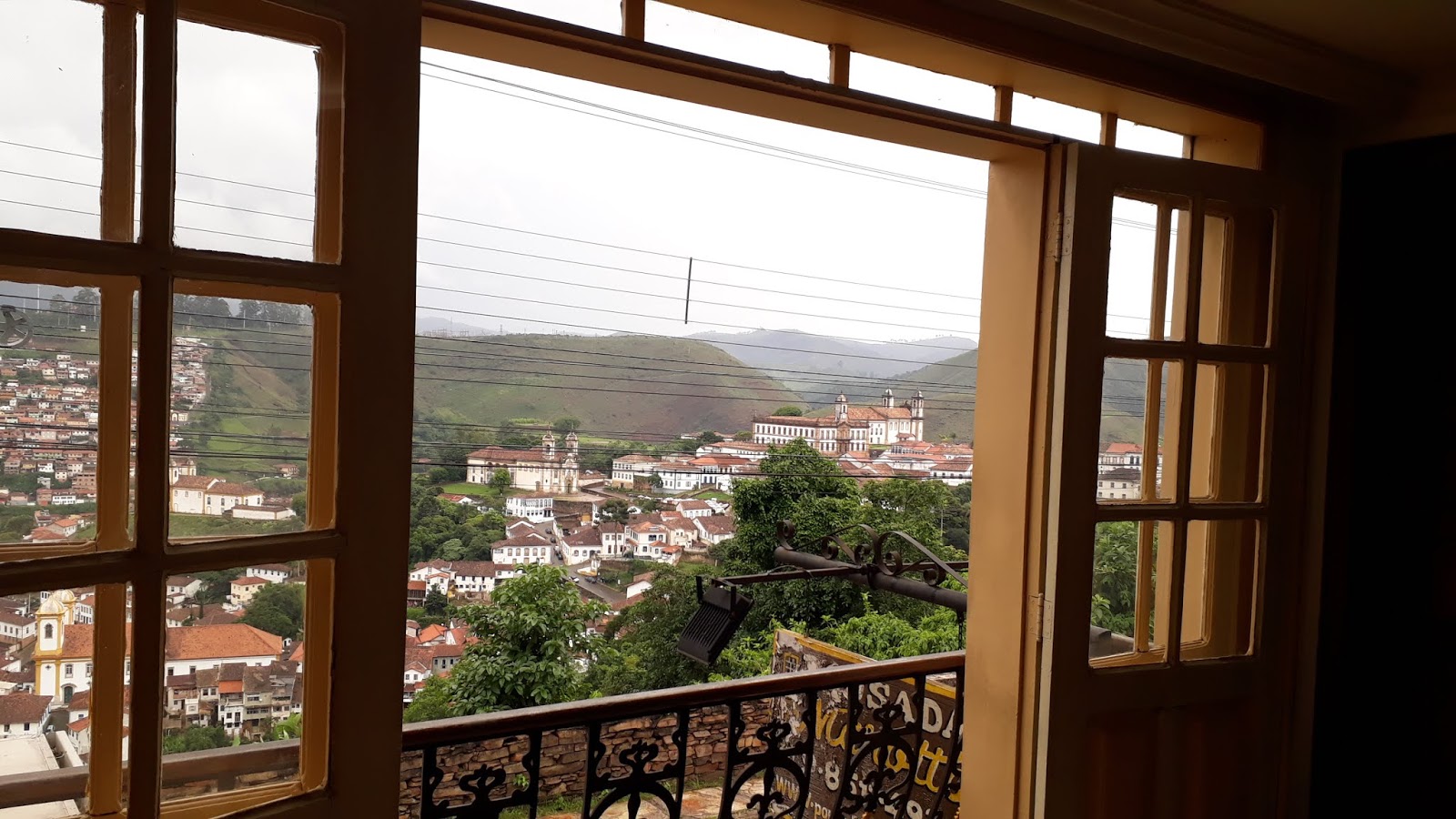 Vista para a cidade de Ouro Preto a partir da Pousada Marotta à Rua Conselheiro Quintiliano Maciel