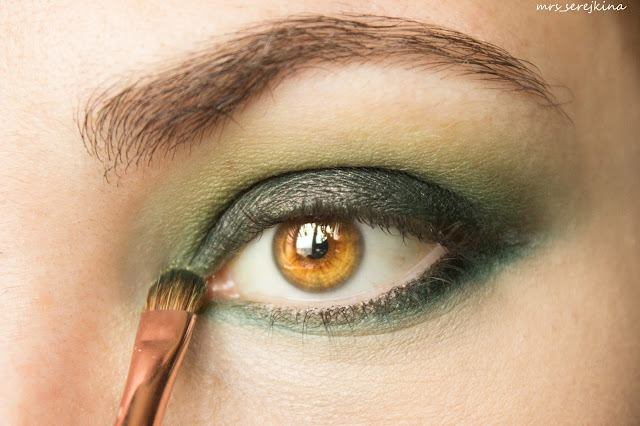 Green smoky eyes: step 8