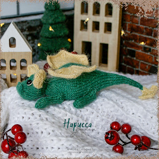вязаная спицами игрушка зеленый дракон Нарисса knitted toy green dragon Narissa