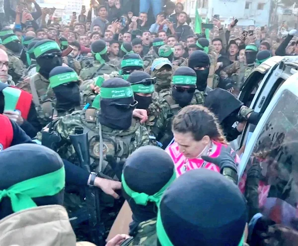 Tiga wanita Israel telah dibebaskan sebagai bagian dari kesepakatan gencatan senjata anta Hamas Bebaskan 3 Sandera, Mereka Sangat Terawat, Bersih, dan TERSENYUM seperti habis pulang dari LIBURAN