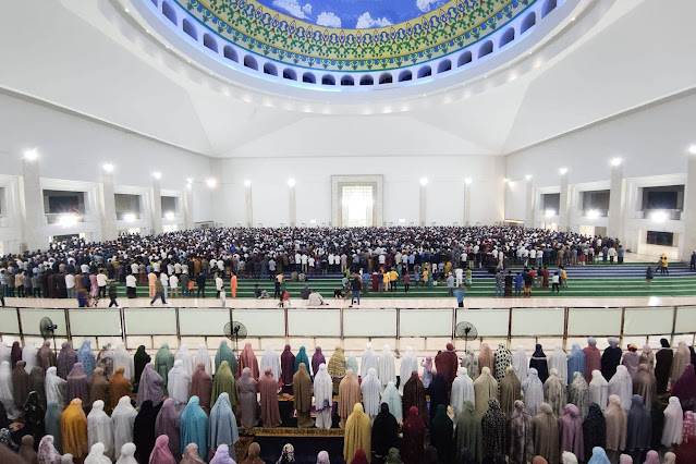 Walikota Rudi Bersama Ribuan Warga Tarawih Perdana di Masjid Sultan Mahmud Riayat Syah