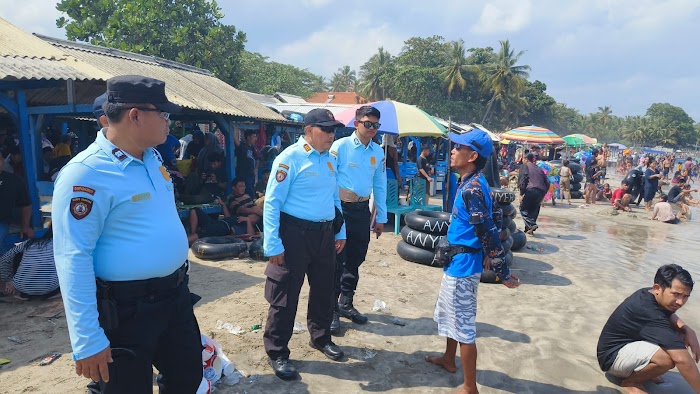 Anak Umur 5 Tahun Terpisah dari Orang Tuanya Saat Wisata di Pantai Sambolo Anyer Serang