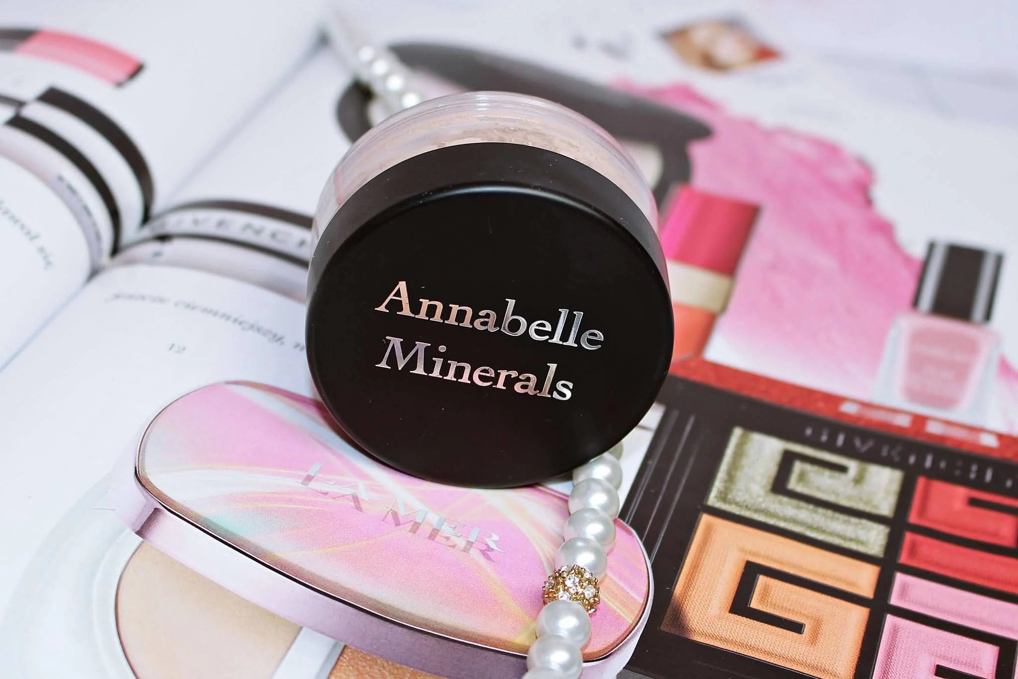 Rozświetlający puder mineralny Pretty Glow Annabelle Minerals