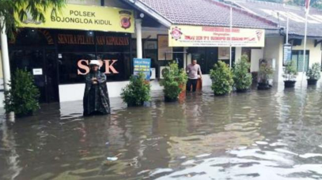 Akibat Hujan Lebat Kota Bandung Terendam Banjir Hingga Kantor Polisi