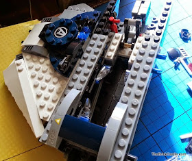 Avengers Quinjet 76032 LEGO floor hatch wing