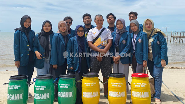 Mahasiswa KKN Undip Fasilitasi Sarana Pemilah Sampah kepada Pengelola Wisata Pantai Teluk Awur