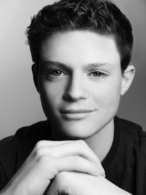 El popular y joven actor sordo Sean Berdy de Cambiadas al nacer